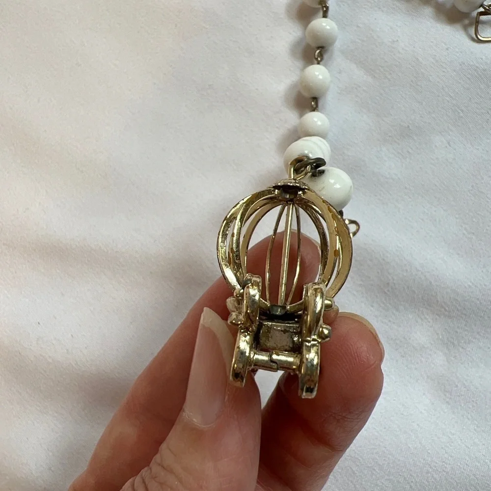 Vintage Cinderella Carriage & White Bead Girls Charm Bracelet‎